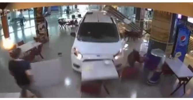 Sürücüsünün fren yerine gaza bastığı araç otobüs terminaline daldı