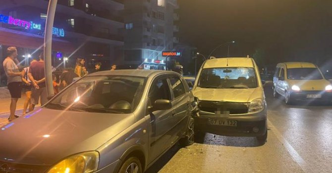 Park halindeki otomobile çarpan alkollü sürücü yaralandı