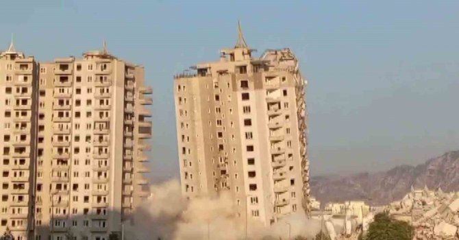 Dinamitle patlatılan 16 katlı devasa rezidansın 2.bloğu kağıt gibi yerle bir oldu