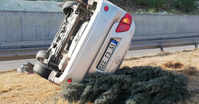 Burdur’da kontrolden çıkan otomobil takla attı, 4 kişi yaralandı