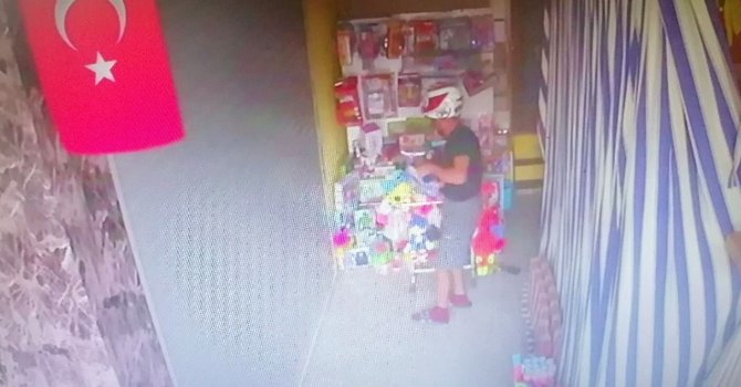 Kasklı oyuncak hırsızı kamerada