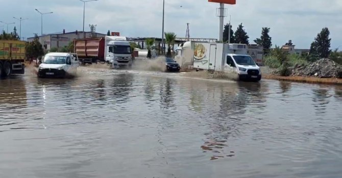 Hatay’da yağış sonrası yollar göle döndü