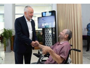 Başkan sözünü tuttu, engelli adam akülü tekerlekli sandalyesine kavuştu