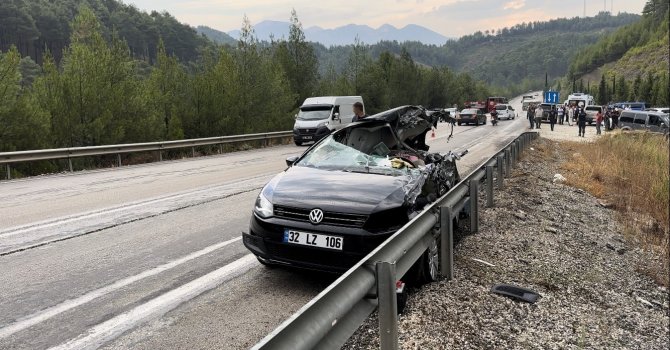 Orman yangınına giden arazöz ile 2 otomobil çarpıştı: 1 ölü, 6 yaralı