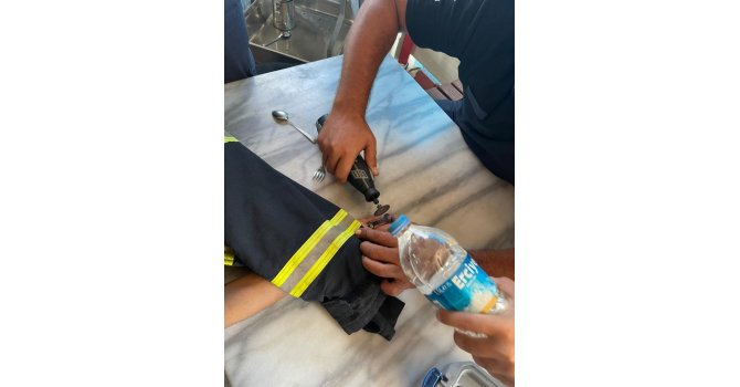 Parmağına sıkışan yüzüğü itfaiye ekipleri çıkardı