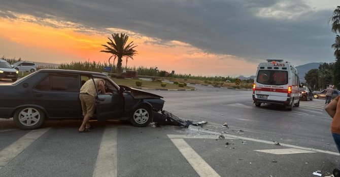 Otomobil hafriyat kamyonuna çarptı: 1 yaralı