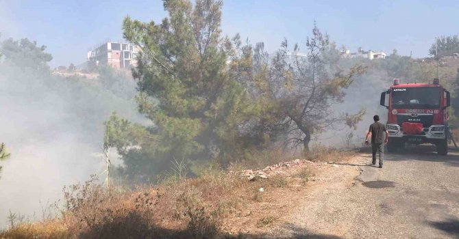 Antalya’da çöp dökülen alandaki yangına helikopterle müdahale edildi