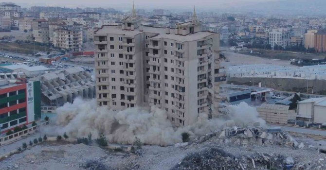 Milyonlarca liraya konut satılan 16 katlı rezidansın son bloğu da yerle bir oldu