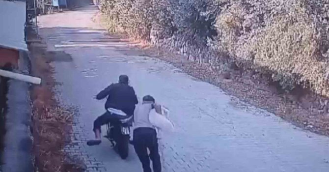 Köpeği çalan 2 acemi hırsızın motosiklet çalışmayınca yaşadıkları panik kamerada