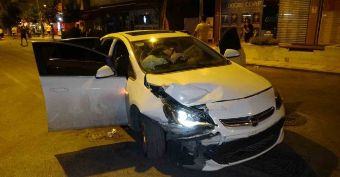 Çarpışan otomobiller hurdaya döndü