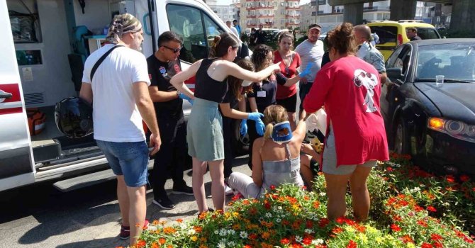 Kırmızı ışık ihlali yapan otobüs otomobile, ardından alt geçide çarptı: 2 yaralı