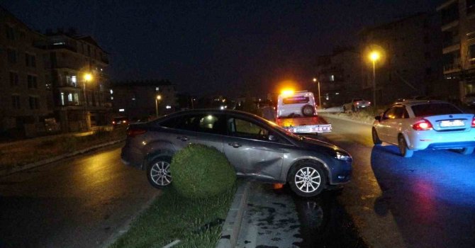 Virajı alamayan otomobil refüje çıkarak durabildi