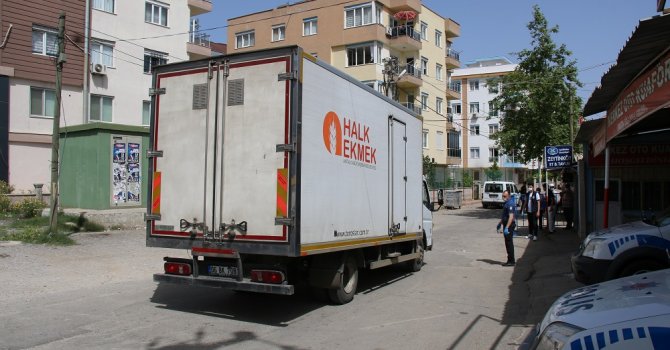 Büyükşehir karantinadaki mahallelere ekmek dağıttı