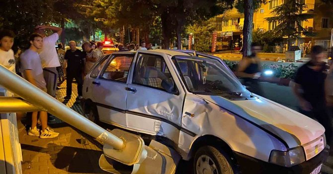 Direksiyon hakimiyetini kaybedip park halindeki araçlara çarptı, olay yerinden koşarak kaçtı