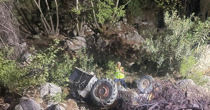 Traktör uçuruma yuvarlandı: 1 ölü, 1 yaralı