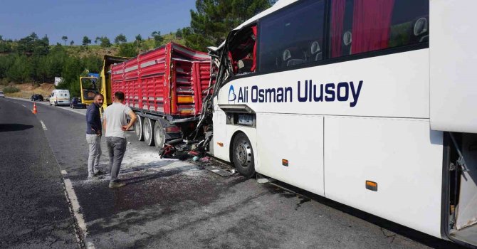 Otobüs tıra arkadan çarptı sürücü ve muavin hayatını kaybetti