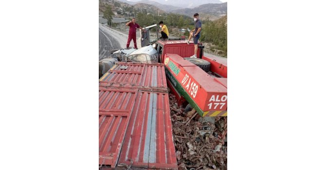 Devrilen kamyon park halindeki arazöz ve otomobile çarptı: 1 yaralı