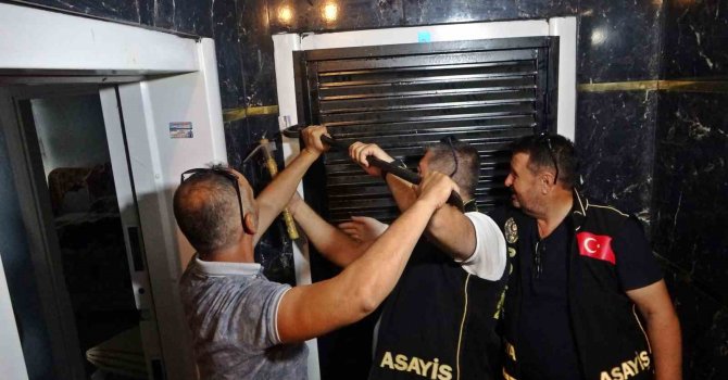 Kapılar koçbaşıyla kırıldı, evlerinden çöp atmaya çıkanlar dahi didik didik arandı