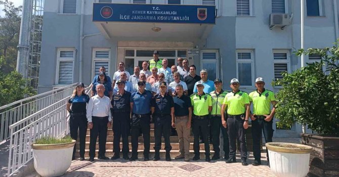 Kemer’de örnek taksi ve toplu taşıma sürücülerine plaket ile hediye verildi