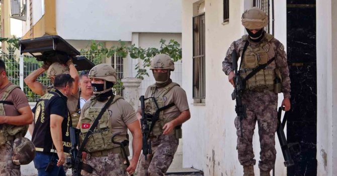 Kapıların koçbaşıyla kırıldığı, çöplerin didik didik arandığı operasyonun detayları paylaşıldı