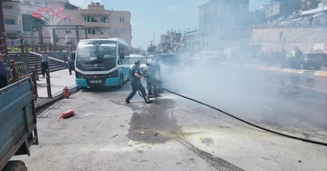 Hatay’da araçta çıkan yangını itfaiye söndürdü