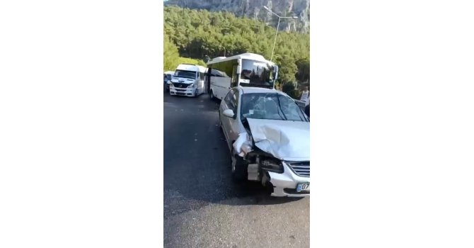 Antalya’da 12 araç birbirine girdi: 2 yaralı