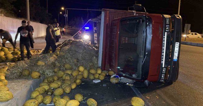 Virajı alamayan kavun yüklü kamyon devrildi, trafikte uzun araç kuyruğu oluştu