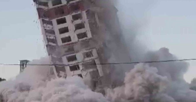 Dinamitle patlatılarak aynı anda yıkılan 16 katlı 2 binadan geriye enkaz kaldı