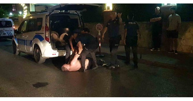 Alanya’da uyuşturucu krizine giren Rus turist, polislere ecel teri döktürdü