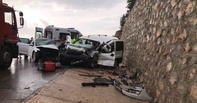 Antalya’da iki araç kafa kafaya çarpıştı: 1 ölü, 6 yaralı