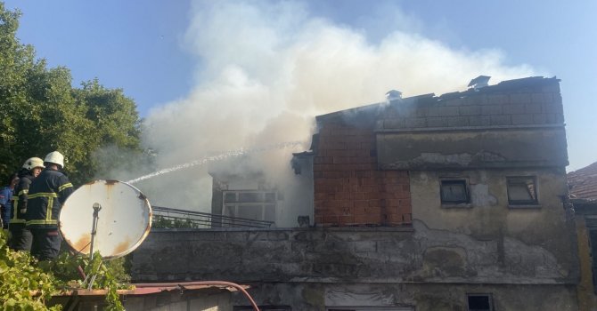 Metruk evin çatısında çıkan yangın söndürüldü