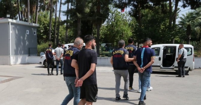 Dolandırdıkları parayla altın alırken yakalandılar