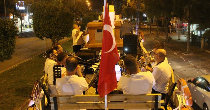 Büyükşehir Bandosu ‘evde kalanlara’ moral için sokakta