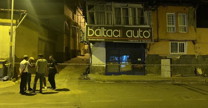 Yıkılma tehlikesi geçiren ev mahalleliyi ayağa kaldırdı