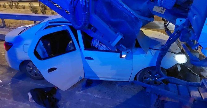Otomobil asfalt makinesine arkadan çarptı: 1 ölü, 4 yaralı