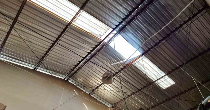 Burdur’da fabrikanın çatısından düşen işçi ağır yaralandı