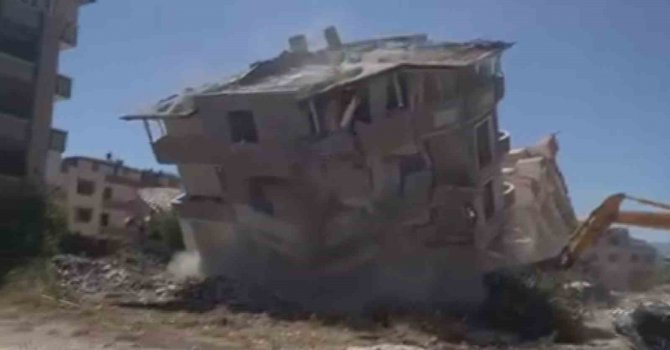 Kolonlarına zarar verilerek yıkılan binaların yerle bir olma anları kamerada