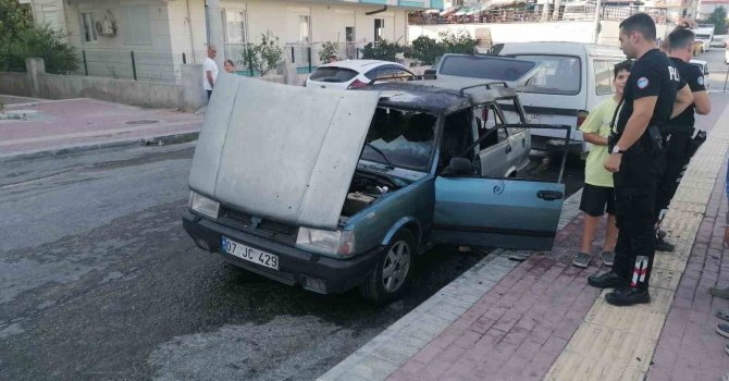 Otomobil alev alev yandı, yanındaki araçlar yanmaktan son anda kurtuldu