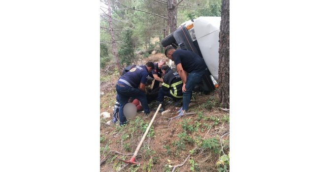 Otomobil uçuruma yuvarlandı: 3 yaralı