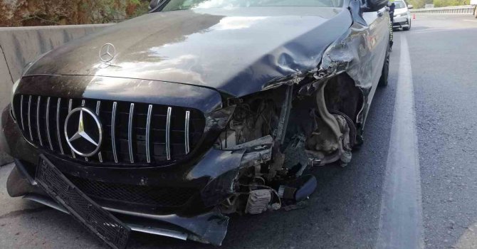Kontrolden çıkan lüks otomobil bariyerlere çarptı: 2 yaralı