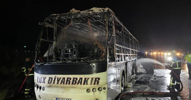 Osmaniye’de seyir halindeki yolcu otobüsü yandı