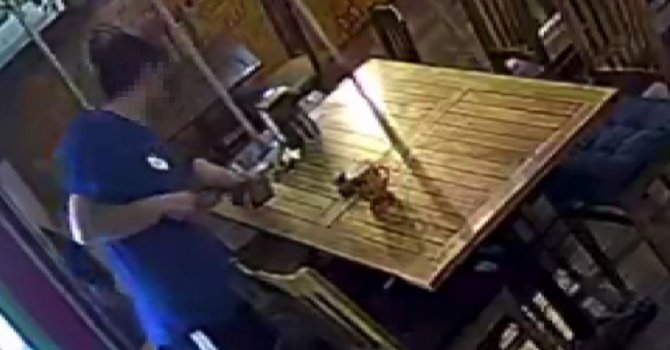 Müşteriler yemek yerken o gözünü boş masadaki telefona çevirdi
