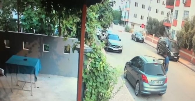 Sigara dumanı çıksın diye arabasının camını 3 santim açık bırakan gence ’bukalemun’ hırsız şoku