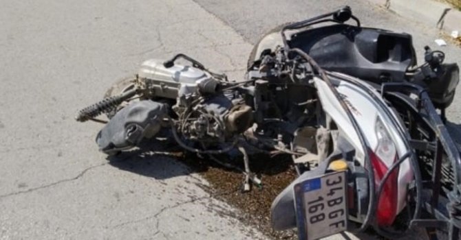 Ticari taksinin çarptığı motosiklet sürücüsü ağır yaralandı