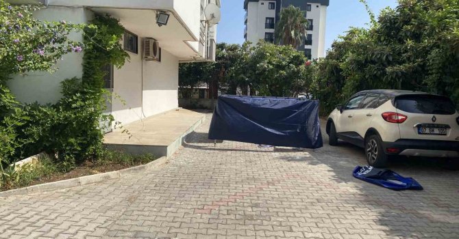 Demre eski belediye başkanı Adnan Genç’in site bahçesinde cansız bedeni bulundu