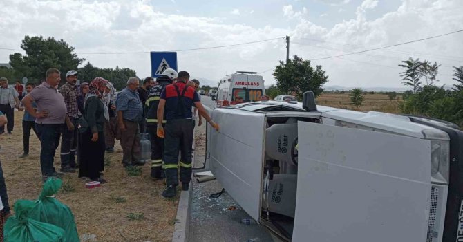 Burdur’da römork bağlı otomobil devrildi 3 kişi yaralandı.