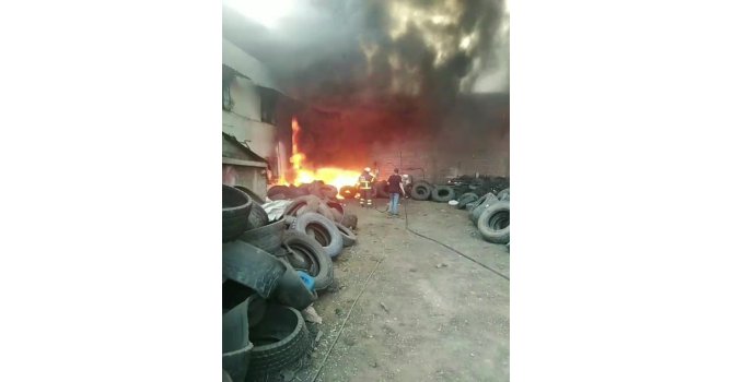 Adana’da atık lastik deposu alevlere teslim oldu