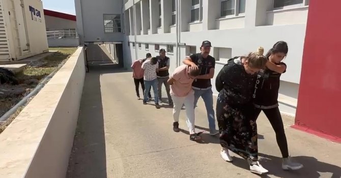 Lüks otomobilden 1 kilogram 950 gram esrar çıktı, şüpheliler çıkarıldığı mahkemece serbest kaldı