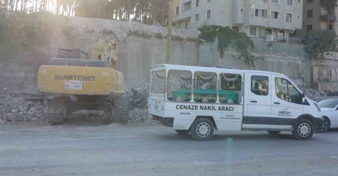 Depremin 215. gününde enkazdan ceset çıktı