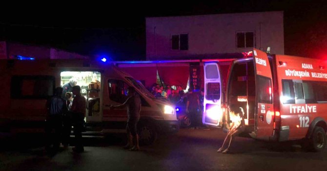 Otomobil işyerine çarptı: 5 yaralı